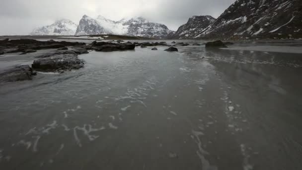Lofaten eilanden. Prachtig Noors landschap met bewegende wolken. — Stockvideo