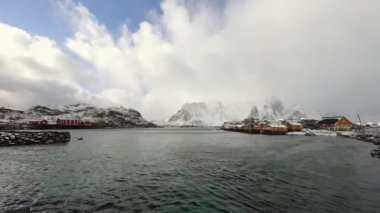 Lofaten Adaları. Hareketli bulutları olan güzel Norveç manzarası.