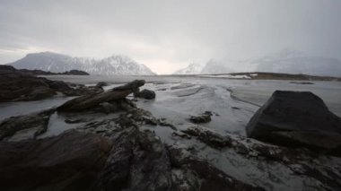 Lofaten Adaları. Hareketli bulutları olan güzel Norveç manzarası.