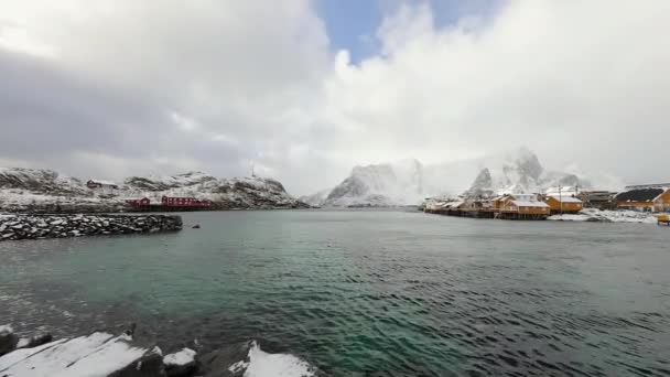 Lofaten öarna. Vackert norskt landskap med rörliga moln. — Stockvideo