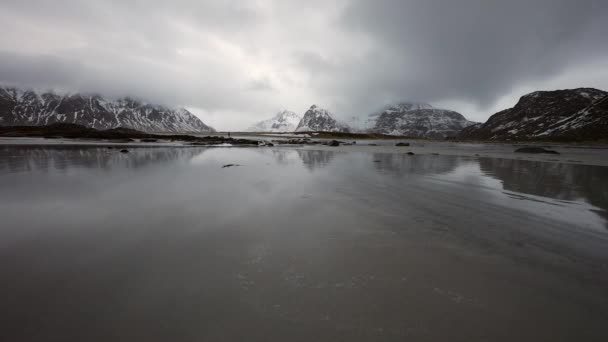 Острови Лофатон. Чудовий краєвид Норвегії з рухомими хмарами.. — стокове відео
