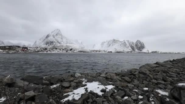 Ilhas Lofaten. Bela paisagem da Noruega com nuvens em movimento . — Vídeo de Stock