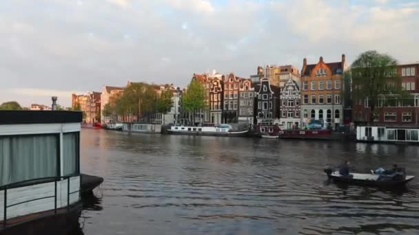 AMSTERDAM, PAÍSES BAJOS - 25 DE MAYO DE 2015: Canales y terraplenes famosos de la ciudad de Amsterdam . — Vídeo de stock