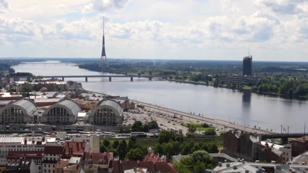 Velha cidade europeia de Riga vista do topo. Filmagem em HD . — Vídeo de Stock