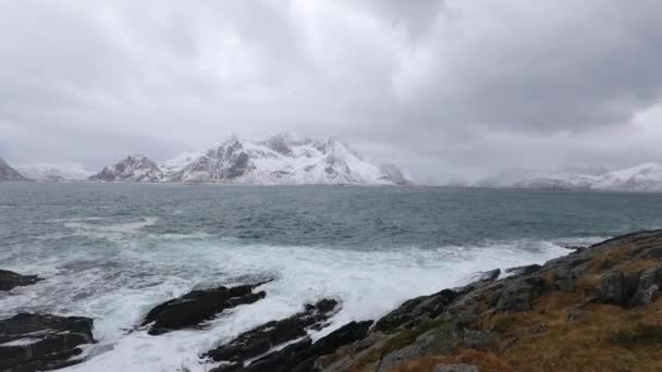 ロフテン島。移動雲と美しいノルウェーの風景. — ストック動画