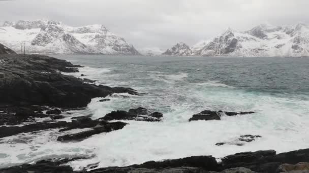 Les îles Lofaten. Beau paysage norvégien avec des nuages mouvants . — Video