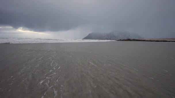 ロフテン島。移動雲と美しいノルウェーの風景. — ストック動画