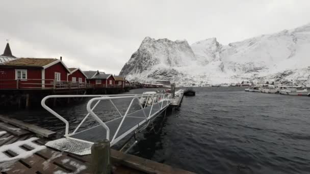 Noorwegen, Lofaten - 20 februari 2016: Lofaten eilanden. Prachtig Noors landschap met bewegende wolken. — Stockvideo
