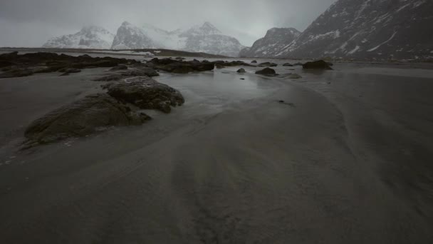 Lofaten eilanden. Prachtig Noors landschap met bewegende wolken. — Stockvideo