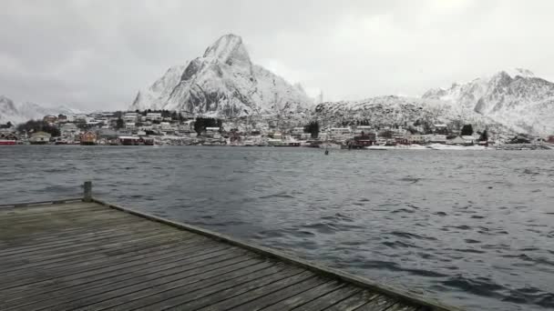 Lofaten öarna. Vackert norskt landskap med rörliga moln. — Stockvideo