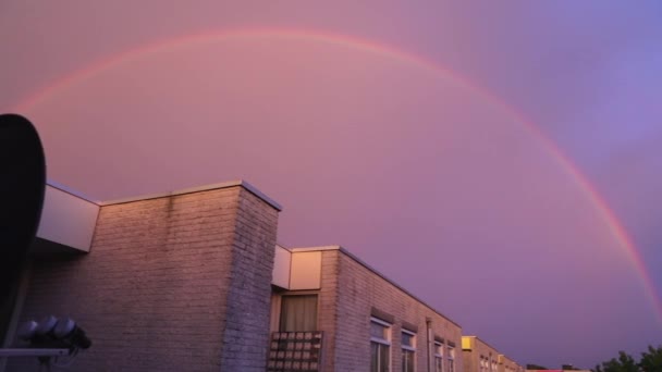 Dubbele regenboog in avondlucht boven huis. HD-beelden. — Stockvideo