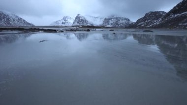 Lofaten Adaları. Hareketli bulutları olan güzel Norveç manzarası.