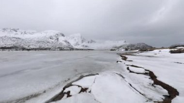 Lofaten Adaları. Hareketli bulutları olan güzel Norveç manzarası.