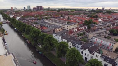 Tepeden Utrecht şehri. Yaz akşamları eski kuleden genel manzara.