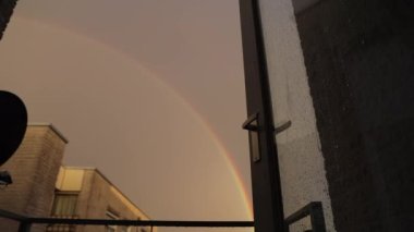 Çift gökkuşağı house yukarıda akşam gökyüzünde. HD ayak.