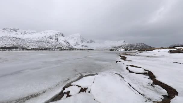 Lofaten eilanden. Prachtig Noors landschap met bewegende wolken. — Stockvideo