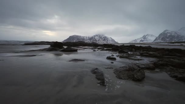 Islas Lofaten. Hermoso paisaje de Noruega con nubes en movimiento . — Vídeo de stock