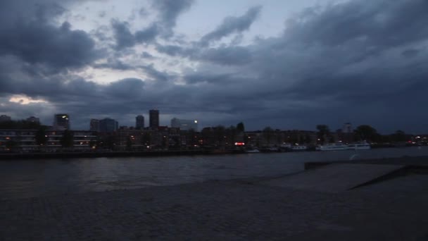 Rotterdam, 26 december: Beroemde stadsbezienswaardigheden moderne gebouwen in de schemering. — Stockvideo