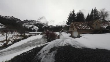 Lofaten Adaları. Hareketli bulutları olan güzel Norveç manzarası.