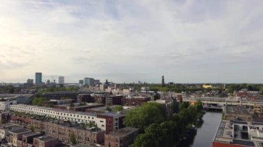Tepeden Utrecht şehri. Yaz akşamları eski kuleden genel manzara.