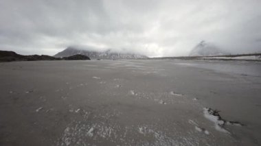 Lofaten Adaları. Hareketli bulutları olan güzel Norveç manzarası.