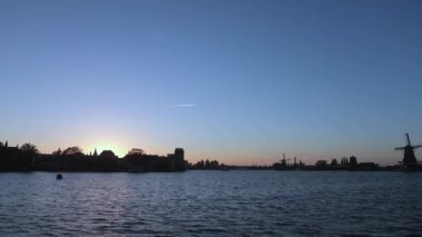 Amsterdam, Hollanda - 25 Mayıs 2017: Hollanda 'nın geleneksel yel değirmenlerinin genel görünümü.