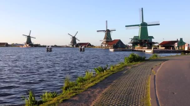 Amsterdam, 25 mei 2017: Algemeen overzicht van traditionele Nederlandse windmolens, Nederland. — Stockvideo