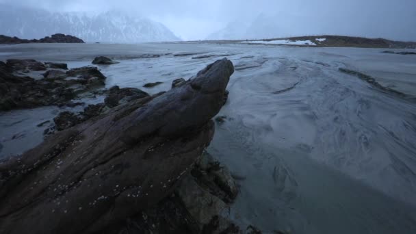 Isole Lofaten. Bellissimo paesaggio norvegese con nuvole in movimento . — Video Stock