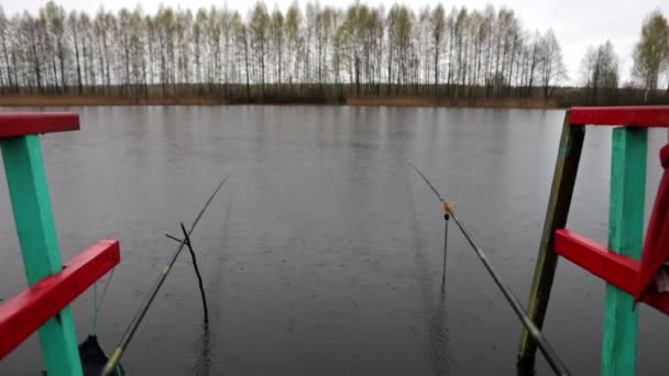 Рыболовные палочки и дождливая погода на реке. HD-кадры . — стоковое видео