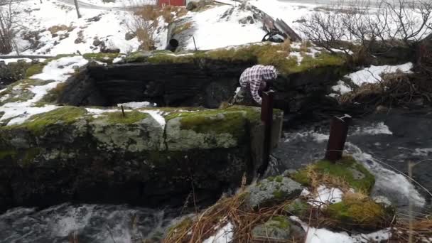 Kız bir dağ deresinden temiz su içiyor. Hd Görüntüsü. — Stok video