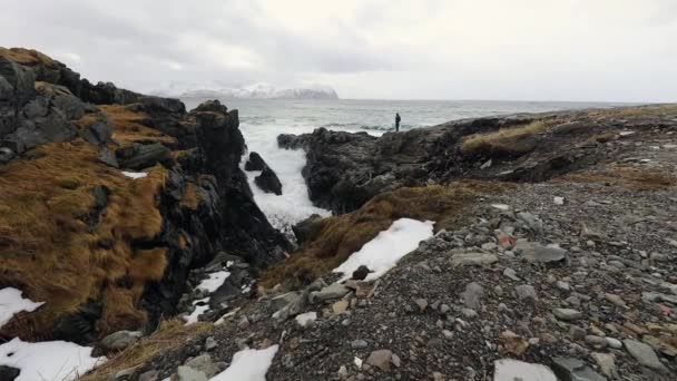 Islas Lofaten. Hermoso paisaje de Noruega con nubes en movimiento . — Vídeo de stock