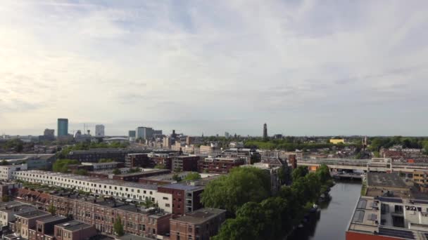 Città di Utrecht dall'alto. Vista generale dalla vecchia torre alla sera d'estate . — Video Stock
