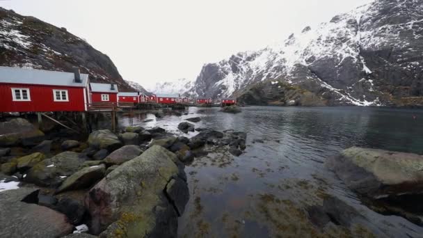 Les îles Lofaten. Beau paysage norvégien avec des nuages mouvants . — Video