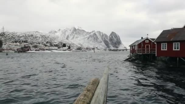 Norwegen, Lofaten - 20. Februar 2016: Lofaten Islands. Schöne norwegische Landschaft mit beweglichen Wolken. — Stockvideo