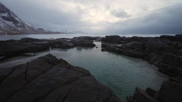 Islas Lofaten. Hermoso paisaje de Noruega con nubes en movimiento . — Vídeo de stock