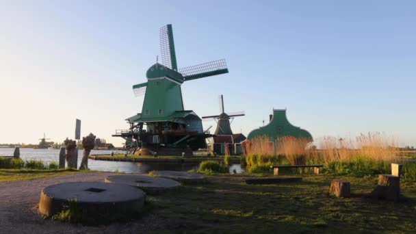 АМСТЕРДАМ, НИДЕРЛАНДЫ - 25 мая 2017 г.: Общий вид традиционных голландских ветряных мельниц, Нидерланды . — стоковое видео