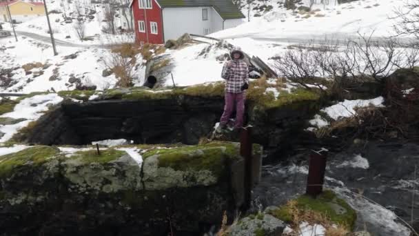 Chica bebe agua limpia de un arroyo de montaña. HD de imágenes . — Vídeos de Stock