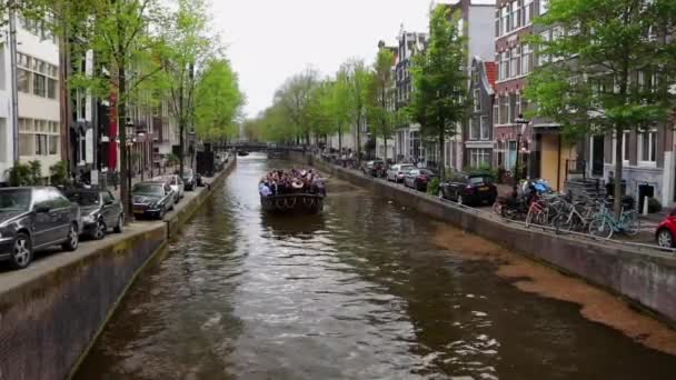 Amsterdam, 25 mei 2015: Beroemde grachten en dijken van Amsterdam stad. — Stockvideo