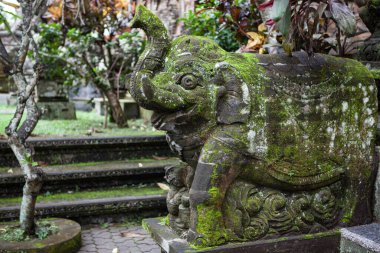 Endonezya, Bali - 20 Ocak 2011: Bali geleneksel dini heykelleri yakın plan.