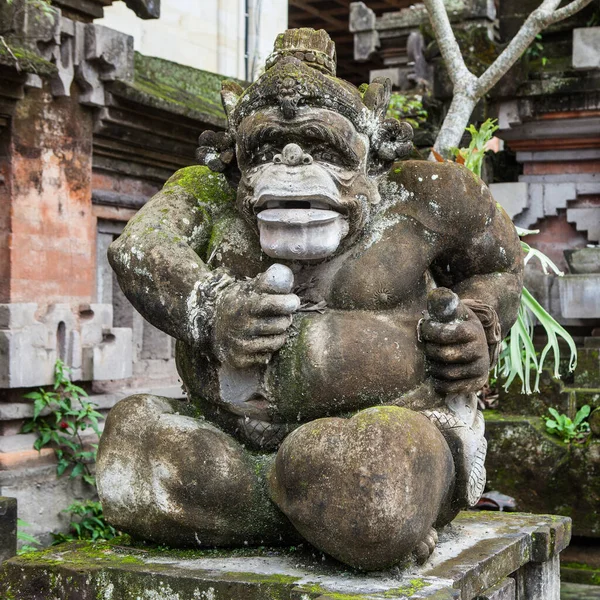 Indonesien, Bali - 20. Januar 2011: Balinesische traditionelle religiöse Skulpturen aus nächster Nähe. — Stockfoto