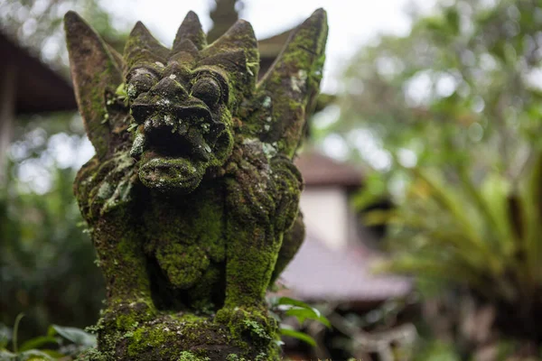 Indonesien, Bali - 20. Januar 2011: Balinesische traditionelle religiöse Skulpturen aus nächster Nähe. — Stockfoto
