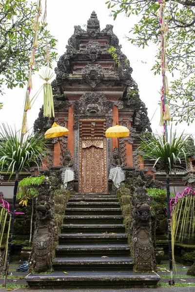 INDONÉSIA, BALI - JANEIRO 20, 2011: Esculturas religiosas tradicionais balinesas close-up . — Fotografia de Stock