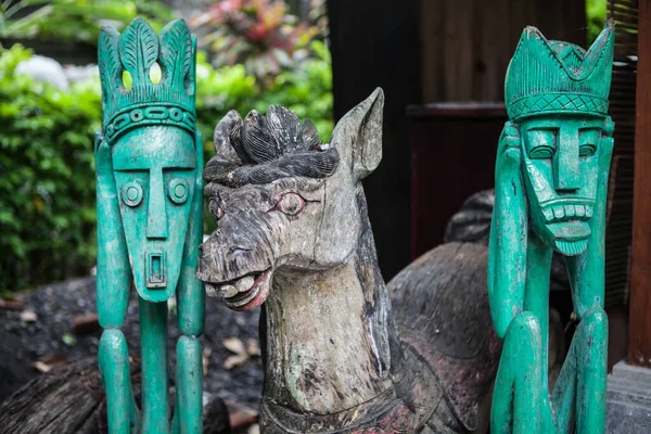 INDONÉSIA, BALI - JANEIRO 20, 2011: Esculturas religiosas tradicionais balinesas close-up . — Fotografia de Stock