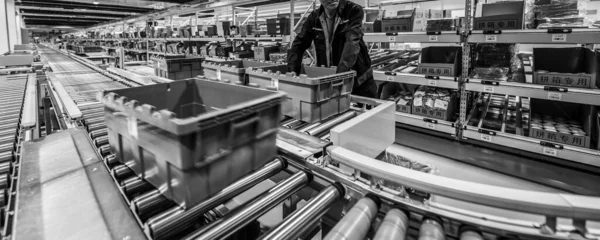 PECHINO, CINA - GIUGNO 03, 2019: Moderna automazione della produzione di magazzino in Cina . — Foto Stock