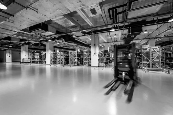 BEIJING, CHINA - JUNE 03, 2019: Modern automation of warehouse production in China. — Stock Photo, Image