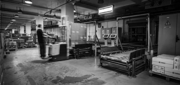 BEIJING, CHINA - JUNHO 03, 2019: Automação moderna da produção de armazém na China . — Fotografia de Stock