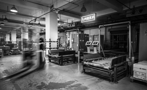 BEIJING, CHINA - JUNE 03, 2019: Modern automation of warehouse production in China. — Stock Photo, Image