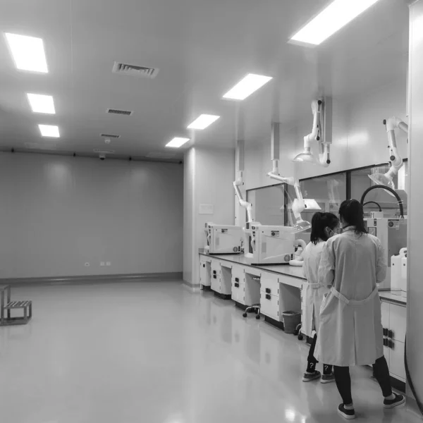 PECHINO, CINA - GIUGNO 03, 2019: Laboratorio di ricerca scientifica medica di virus e farmaci . — Foto Stock