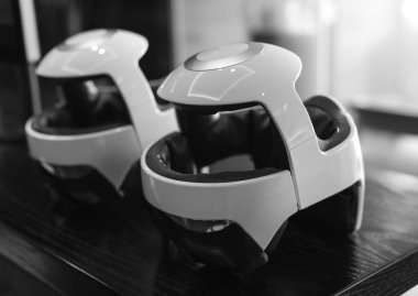 Tıbbi teşhis için yenilikçi modern miğfer siyah-beyaz fotoğraf.