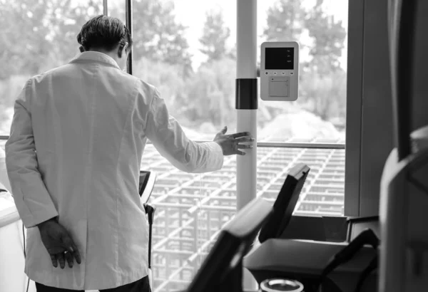 Οι γιατροί κλείνουν τα χέρια τους σε σύγχρονο διαγνωστικό εξοπλισμό υγείας. — Φωτογραφία Αρχείου